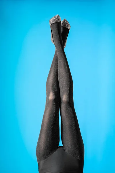 Mujer Con Medias Negras Zapatos Elegantes Sobre Fondo Azul Primer —  Fotos de Stock