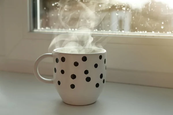 Чашка Гарячого Напою Біля Вікна Дощовий День — стокове фото
