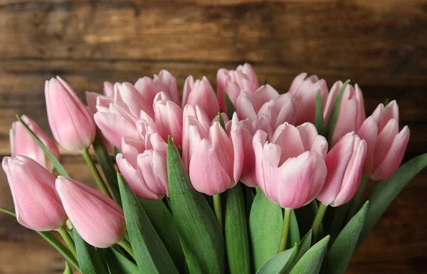 Belas tulipas de primavera rosa no fundo de madeira, close-up — Fotografia de Stock