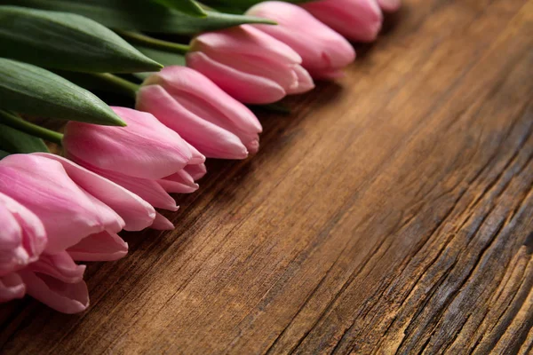 Hermosos tulipanes rosados de primavera sobre fondo de madera, primer plano. Spac —  Fotos de Stock