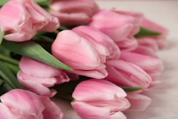 Bonitas tulipas de primavera rosa no fundo de madeira branco, close-up — Fotografia de Stock