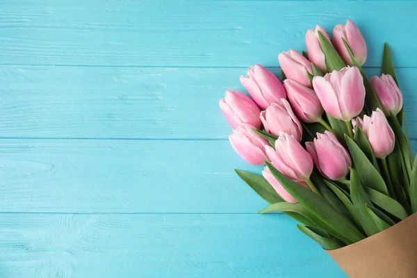 Hermosos tulipanes de primavera rosa sobre fondo de madera azul claro, a — Foto de Stock