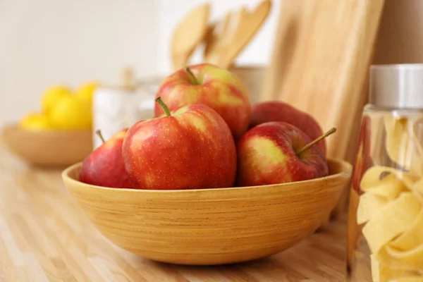 Pommes Dans Bol Sur Comptoir Bois Dans Cuisine Élément Intérieur — Photo