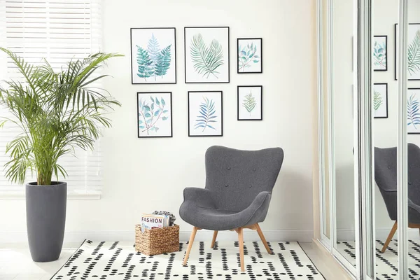 Belas pinturas de folhas tropicais na parede branca no quarto int — Fotografia de Stock