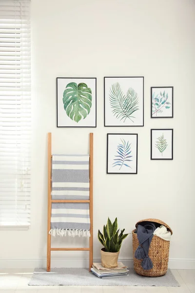 Belles peintures de feuilles tropicales sur mur blanc dans la chambre int — Photo