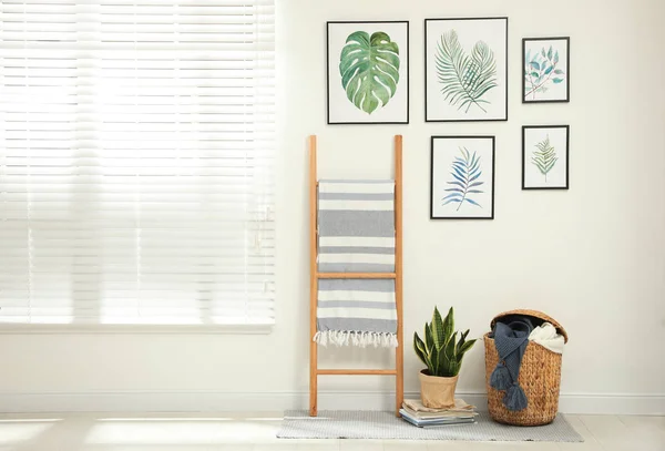 Belas pinturas de folhas tropicais na parede branca no quarto int — Fotografia de Stock