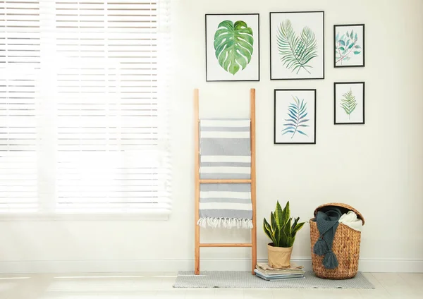 Belles peintures de feuilles tropicales sur mur blanc dans la chambre int — Photo