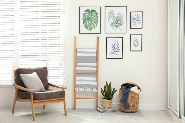 Belles peintures de feuilles tropicales sur mur blanc dans la chambre int — Photo