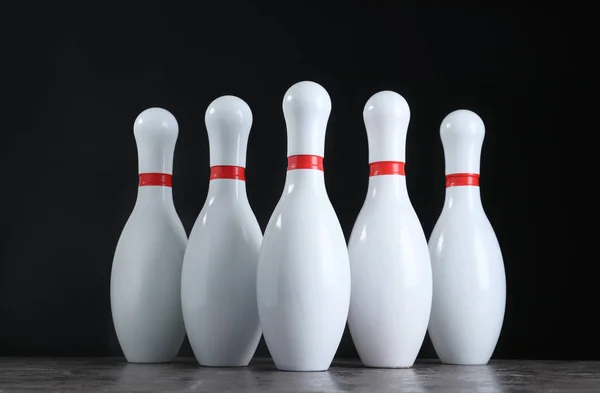Set Bowlingspelden Grijze Stenen Tafel — Stockfoto