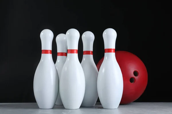 Piros Bowling Golyó Csapok Szürke Asztal — Stock Fotó