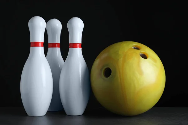 Boule Bowling Jaune Épingles Sur Table Pierre Noire — Photo