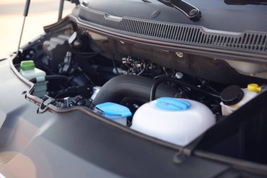 Modern arabadaki motor bölmesinin yakın görüntüsü
