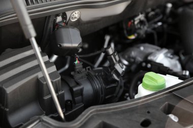 Modern arabadaki motor bölmesinin yakın görüntüsü