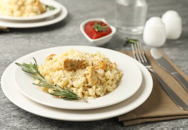 Gri masada servis edilen lezzetli tavuklu risotto.