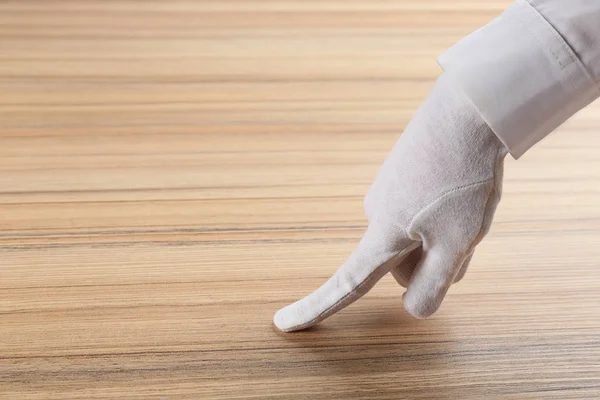 Persona en guante blanco comprobar la limpieza de la mesa de madera, clo —  Fotos de Stock