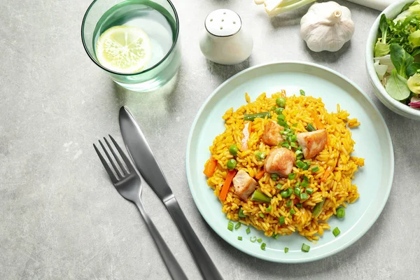 Finom rizs pilaf zöldséggel és csirkével tálalva könnyű — Stock Fotó