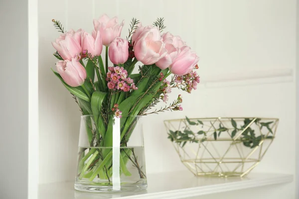 Hermoso Ramo Con Tulipanes Rosados Primavera Estante —  Fotos de Stock