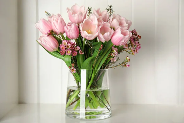 Piękny Bukiet Wiosenno Różowymi Tulipanami Półce — Zdjęcie stockowe