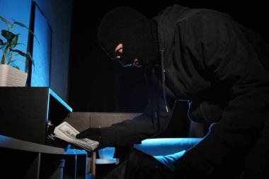 Hırsız geceleri çelik kasadan para alıyor.