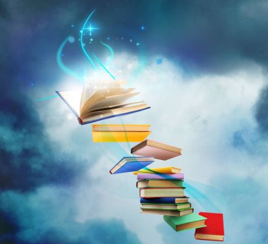 Beyaz arka plana karşı ahşap masadaki renkli kitap yığını