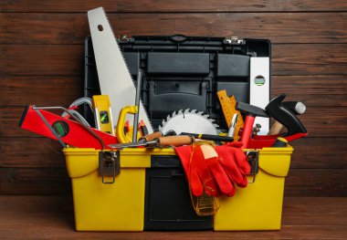 Üzerinde farklı marangoz aletleri olan bir kutu.