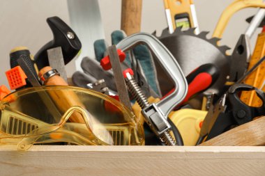 Farklı marangoz aletlerine sahip sandık, yakın görünüm