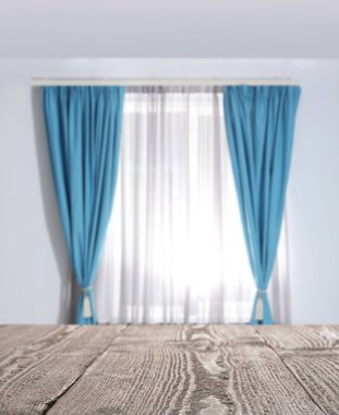 Odada boş ahşap masa. Tasarım için boşluk