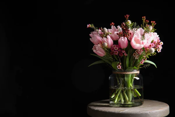 Prachtig Boeket Met Lente Roze Tulpen Houten Tafel Tegen Zwarte — Stockfoto