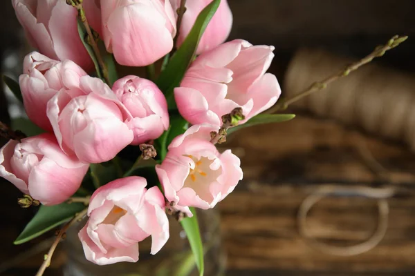 Belo Buquê Com Tulipas Rosa Primavera Mesa Vista Acima — Fotografia de Stock