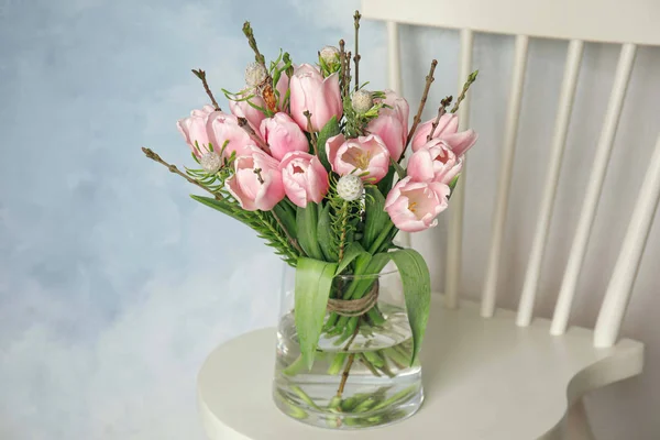 Hermoso Ramo Con Tulipanes Rosados Primavera Silla Blanca —  Fotos de Stock