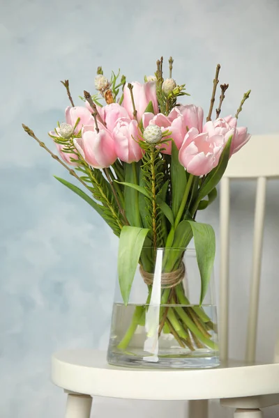 Bellissimo Bouquet Con Tulipani Rosa Primaverili Sedia Bianca — Foto Stock
