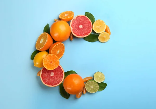 C betű citrusfélékből, világoskék alapon, vit formában — Stock Fotó