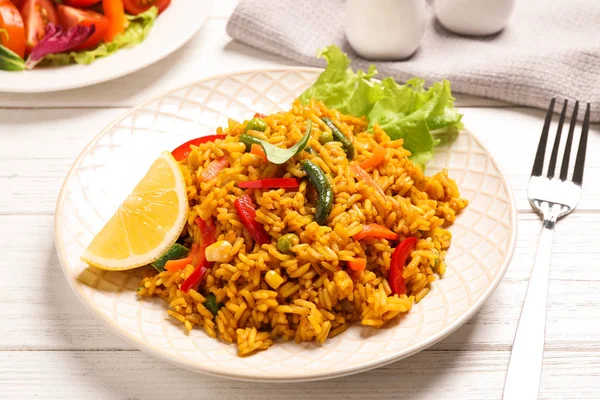 Beyaz ahşap masada sebzeli lezzetli pirinç pilavı.