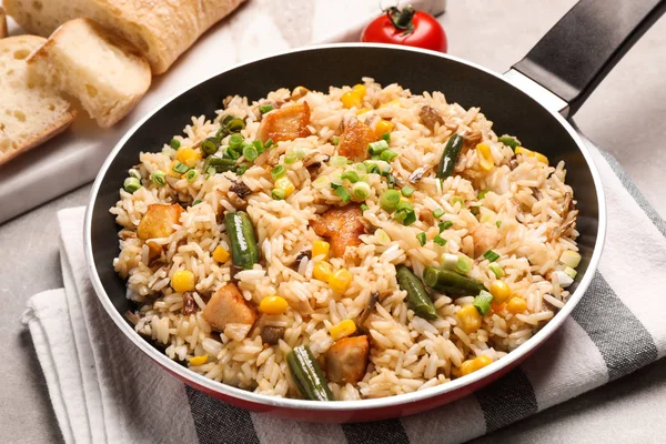 Delicioso Pilaf Arroz Com Legumes Mesa — Fotografia de Stock