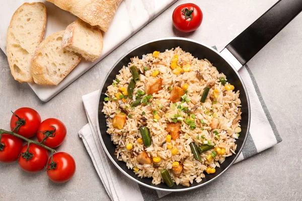 Delicioso Arroz Pilaf Com Frango Legumes Mesa Cinza Claro Flat — Fotografia de Stock