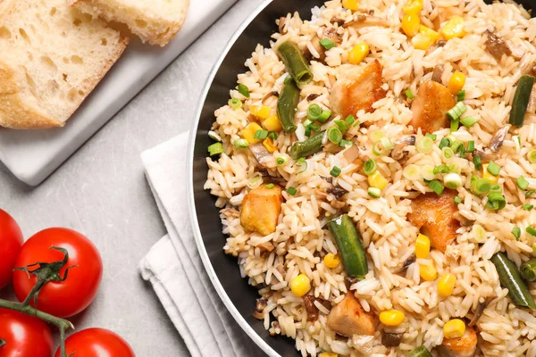 Delicioso Pilaf Arroz Com Frango Legumes Mesa Cinza Claro Close — Fotografia de Stock