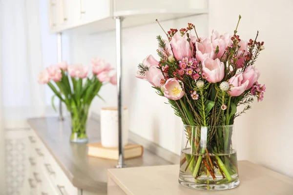 Beau Bouquet Avec Des Tulipes Rose Printemps Sur Table Intérieur — Photo