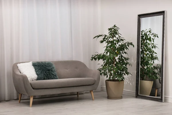 Large Mirror Comfortable Sofa Living Room — Stock Photo, Image