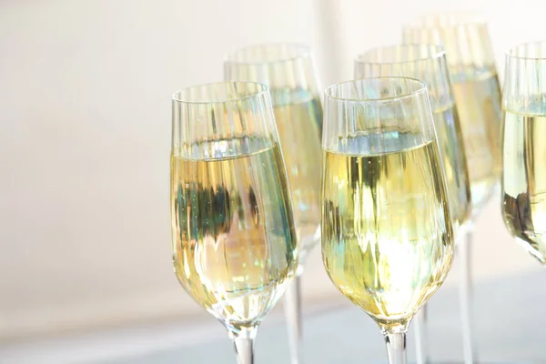 Sklenice šampaňského na rozmazaném pozadí, detailní pohled — Stock fotografie