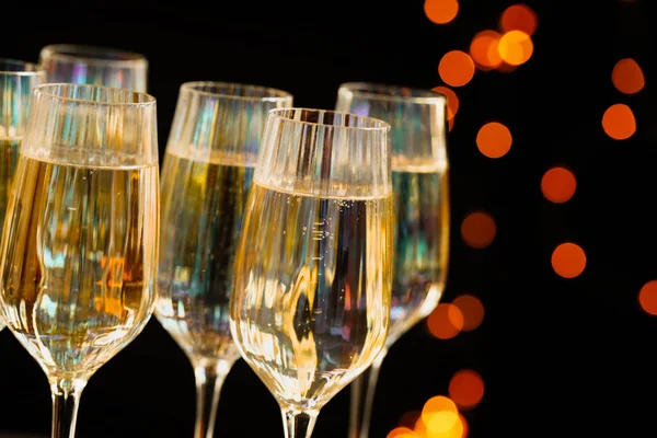 Verres de champagne contre les lumières floues, gros plan — Photo