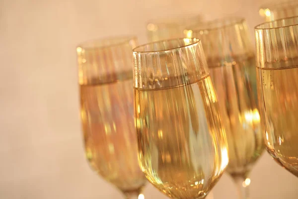 Copos de champanhe no fundo borrado, close-up — Fotografia de Stock