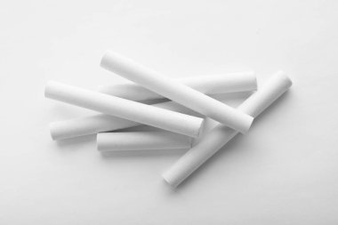 Tebeşir parçaları beyaz arkaplanda, üst görünümde