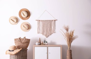 Ahşap dolabı olan oturma odası iç tasarımı.