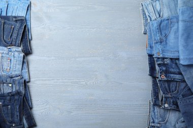 Açık gri ahşap arka planda yeni şık kotlar, düz yatış. Metin için boşluk