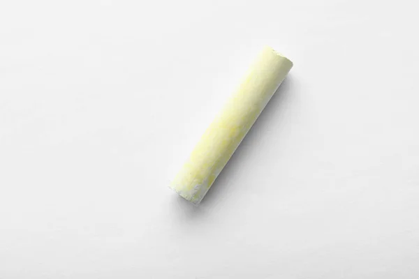 Kleines Stück Gelber Kreide Isoliert Auf Weißem Grund Draufsicht — Stockfoto