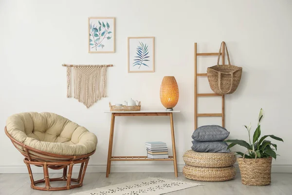 Salon design intérieur avec chaise papasan confortable et w — Photo