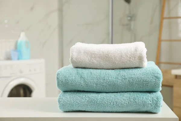 Stos Czystych Ręczników Stole Pralni — Zdjęcie stockowe