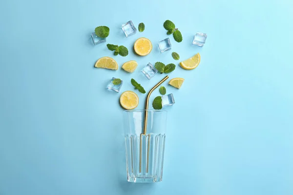 Tata letak limun kreatif dengan irisan lemon, mint dan es di ligh — Stok Foto