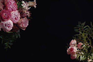 Siyah arka planda farklı çiçeklerden oluşan güzel bir buket, metin için yer. Çiçek kart tasarımı koyu renkli efekt