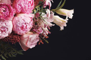 Siyah arka planda farklı çiçeklerden oluşan güzel bir buket. Çiçek kart tasarımı koyu renkli efekt